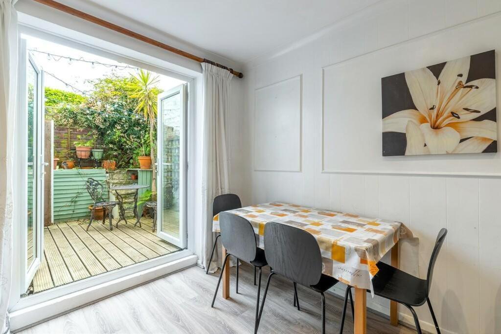 Appartamento Lovely West Entire Londra
